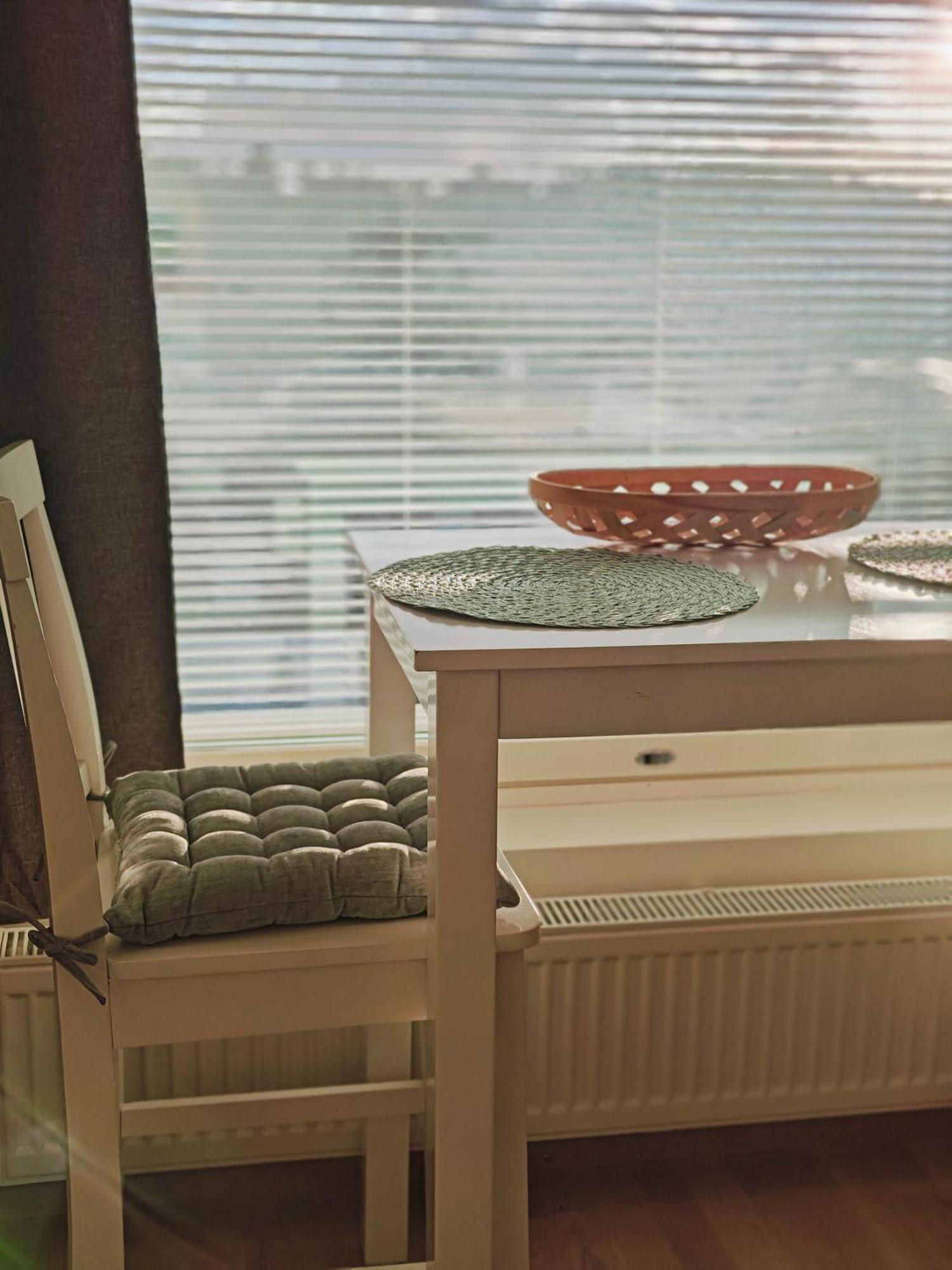 Haermaelaen Kotoisa - Valoisa Yksioe - Free Parking & Wifi Apartment *